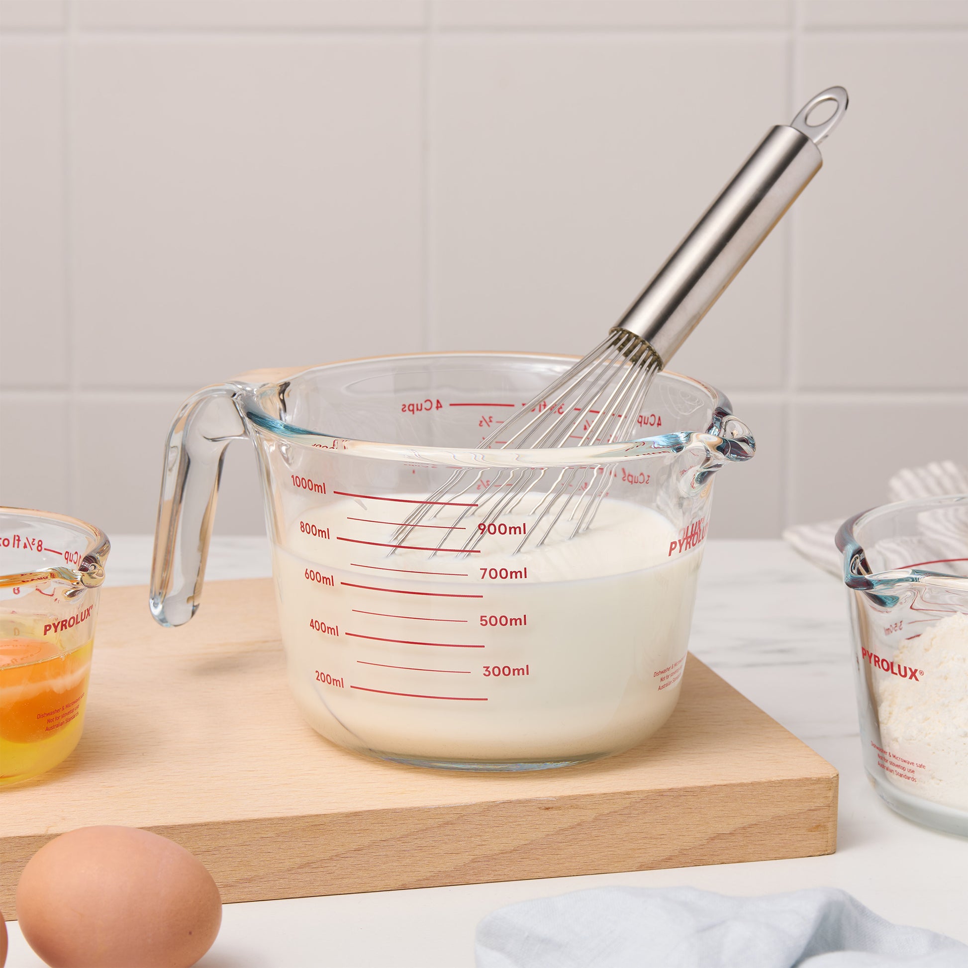 Glass Measuring Jug 1000ml with milk