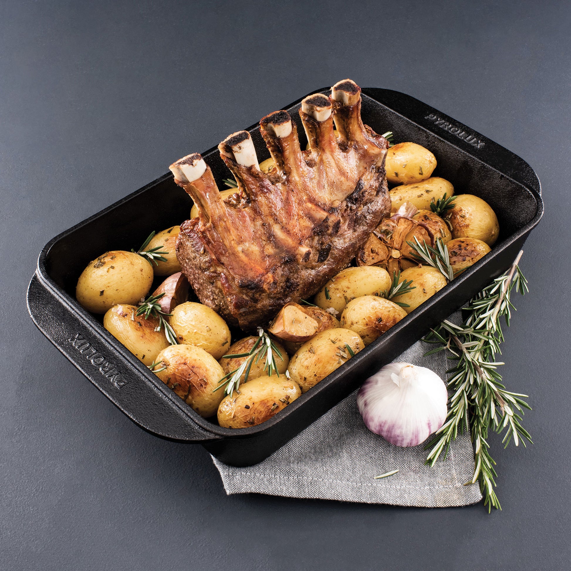 PYROCAST Roaster with roast meat and potatoes