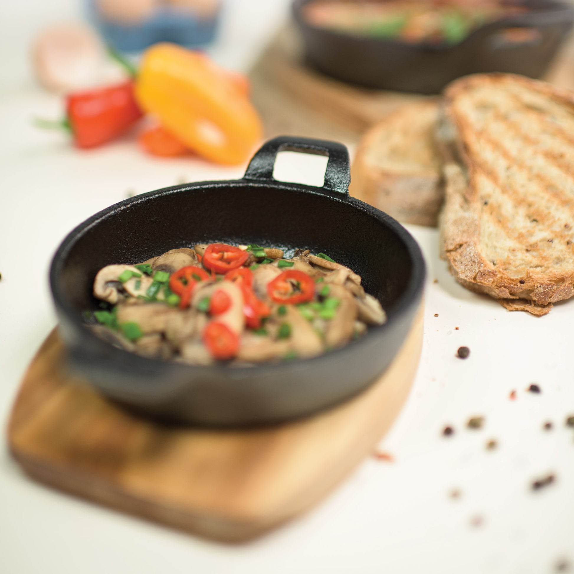 PYROCAST Round Gratin with Maple Tray with mushrooms