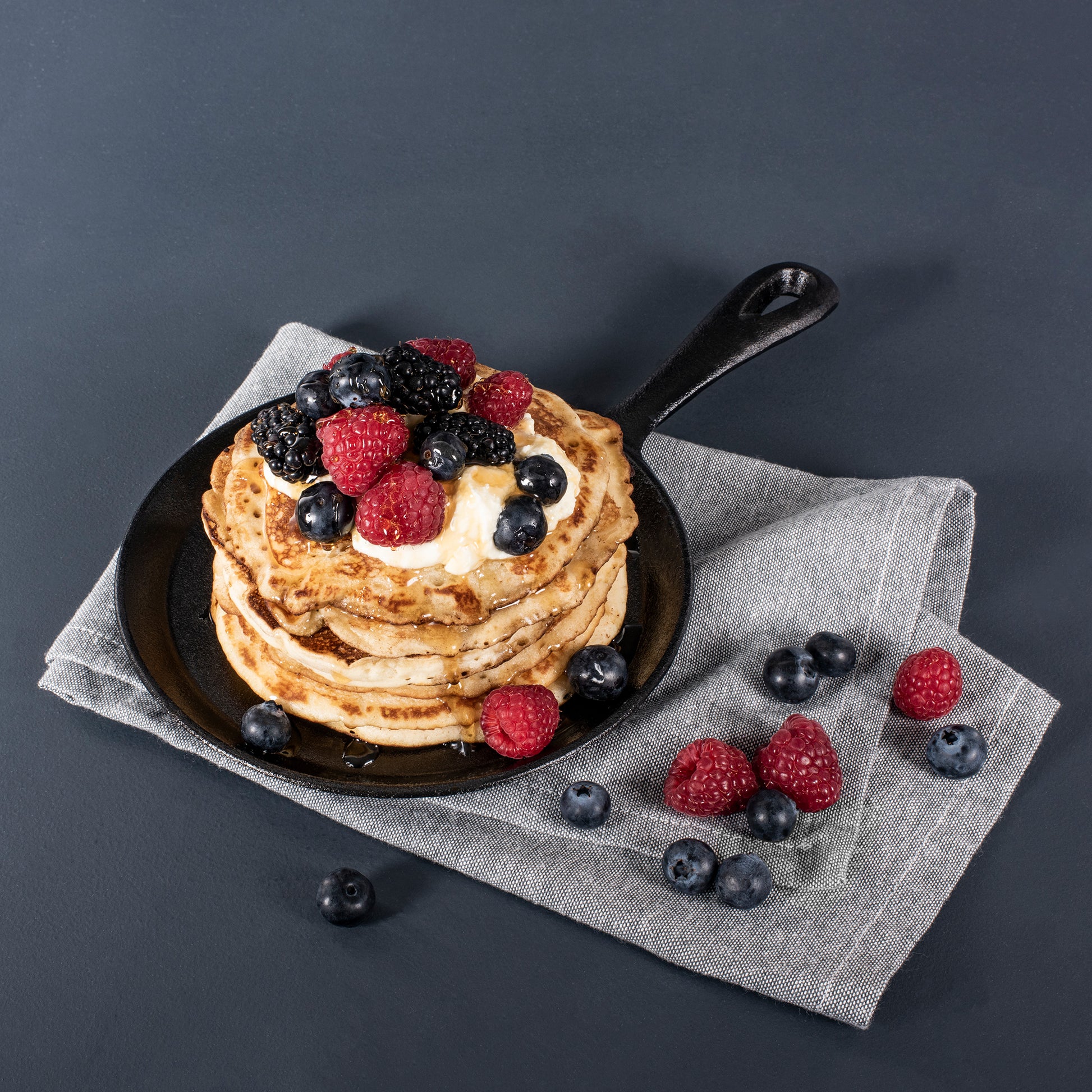 PYROCAST Round Pancake Pan with pancakes