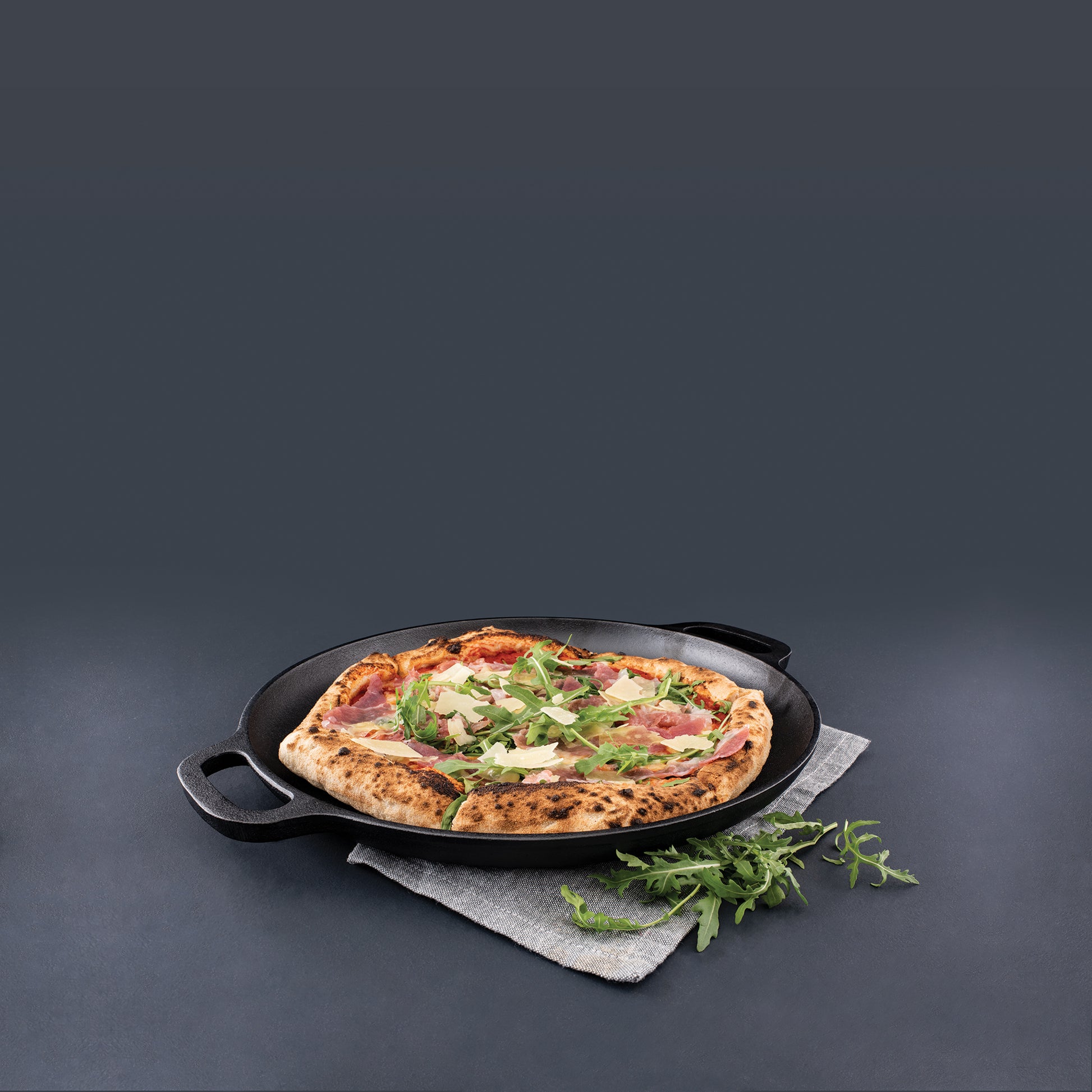 PYROCAST Pizza Pan with pizza